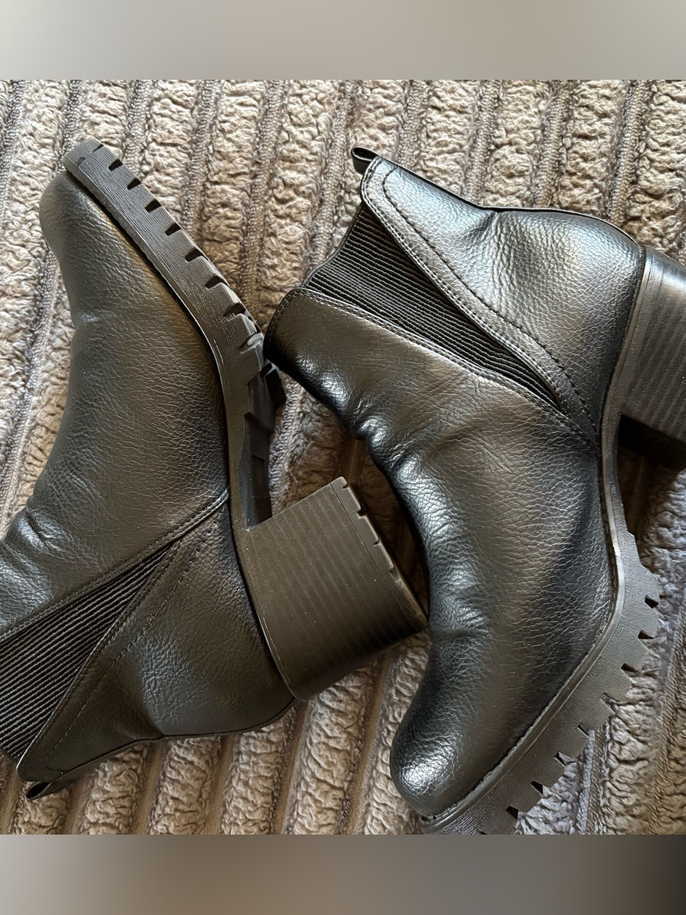 ARULA  woman’s black ankle boots. Chunky heel. Size 10 W.